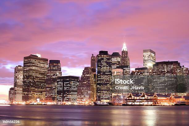 Bajo Manhattan Skyline Al Atardecer Ciudad De Nueva York Foto de stock y más banco de imágenes de Agua