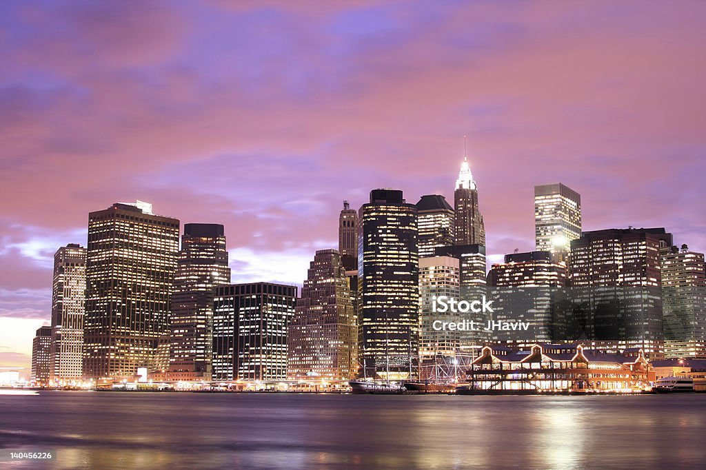 Horizonte de Manhattan ao pôr do sol, cidade de Nova York - Foto de stock de Apartamento royalty-free