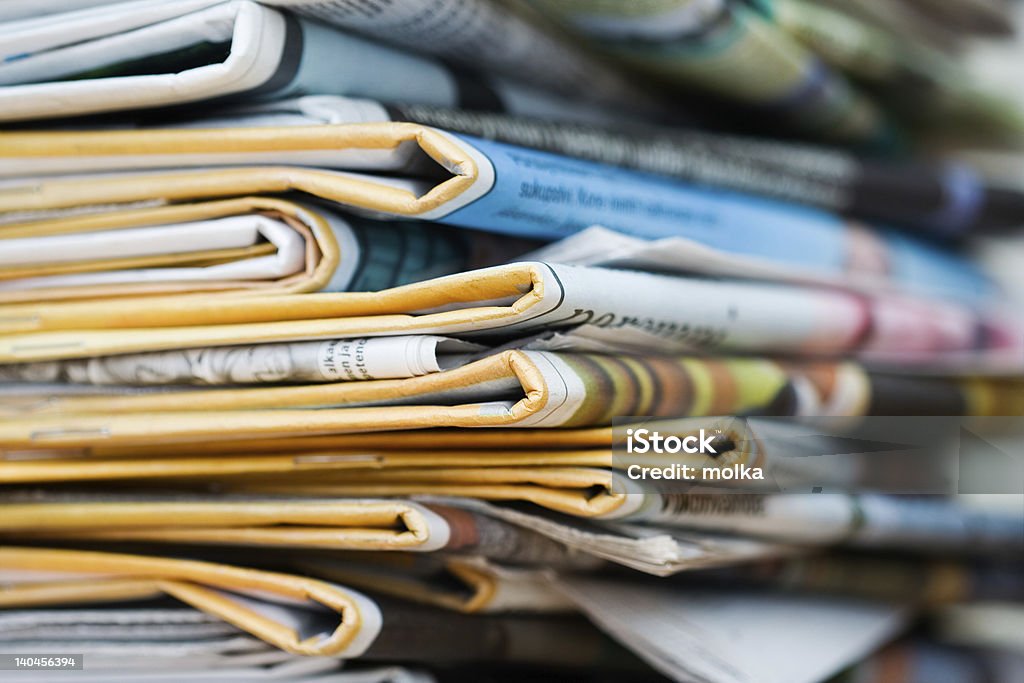 Pila di giornali - Foto stock royalty-free di Ambientazione interna