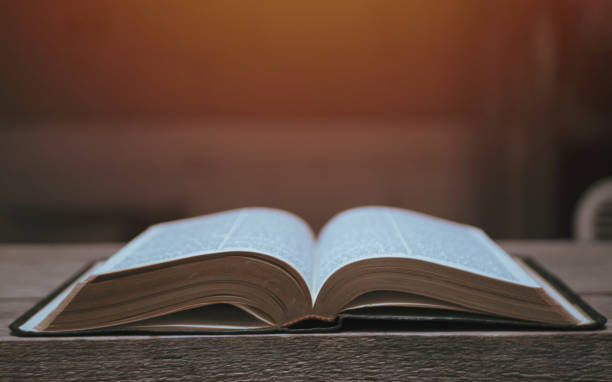 bíblia aberta sobre uma mesa de ardósia com espaço personalizável para adicionar texto - bíblia - fotografias e filmes do acervo