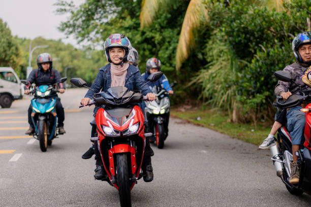 groupe d’amis et de famille faisant un voyage en moto - motorcycle biker sport city photos et images de collection