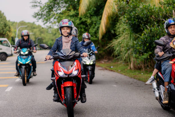 gruppo di amici e familiari che fanno un viaggio su strada in moto - motorcycle biker sport city foto e immagini stock
