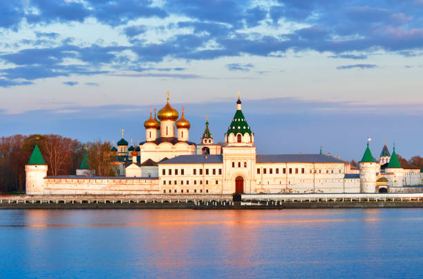 Ipatievsky Orthodox Monastery at dawn. Ipatievsky Orthodox Monastery at dawn. The birthplace of the Romanov dynasty, a monument of traditional Russian architecture of the XVIII century on the river bank. Kostroma, Russia, 2022 monastery religion spirituality river stock pictures, royalty-free photos & images