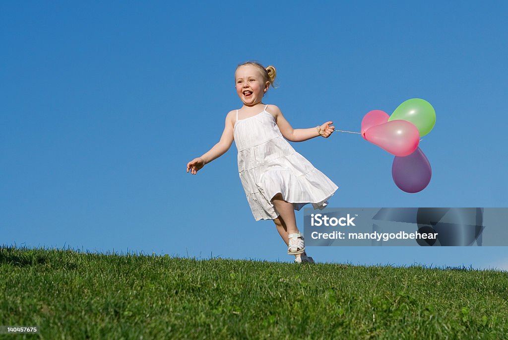Szczęśliwe dziecko gra z balonów - Zbiór zdjęć royalty-free (Aktywny tryb życia)