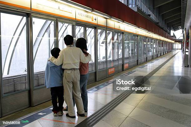 Photo libre de droit de Famille En Attente Pour Le Train banque d'images et plus d'images libres de droit de Attendre - Attendre, Famille, Gare