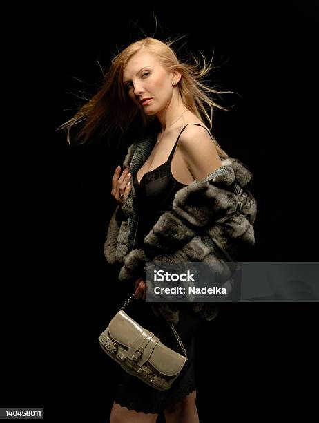 Blond Dziewczyna W Futro Patrząc Na Bok - zdjęcia stockowe i więcej obrazów Biznes - Biznes, Blond włosy, Chłodny