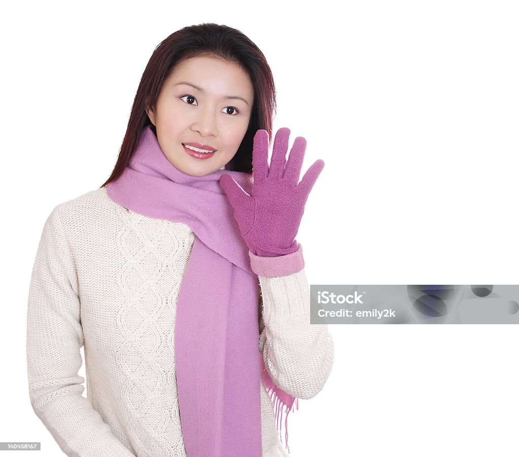 Ragazza asiatica in maglia bianco e viola sciarpa - Foto stock royalty-free di Abbigliamento casual