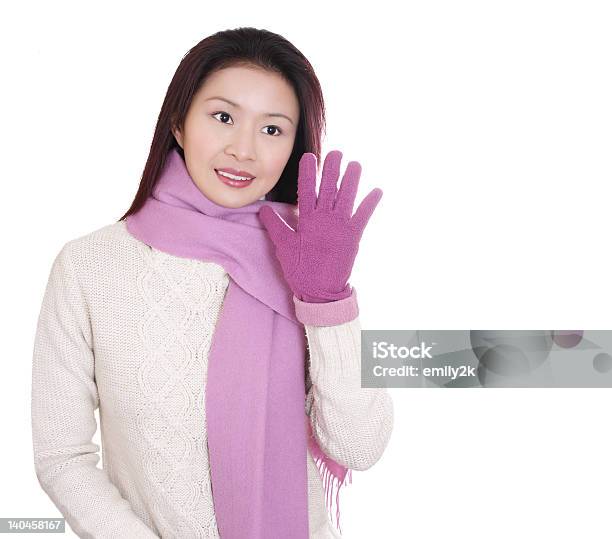 Ragazza Asiatica In Maglia Bianco E Viola Sciarpa - Fotografie stock e altre immagini di Abbigliamento casual - Abbigliamento casual, Adulto, Affari