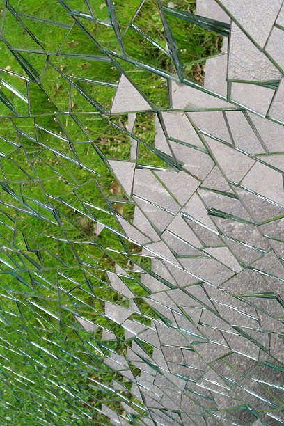 triangular mosaico - mirror broken mosaic mirrored pattern imagens e fotografias de stock