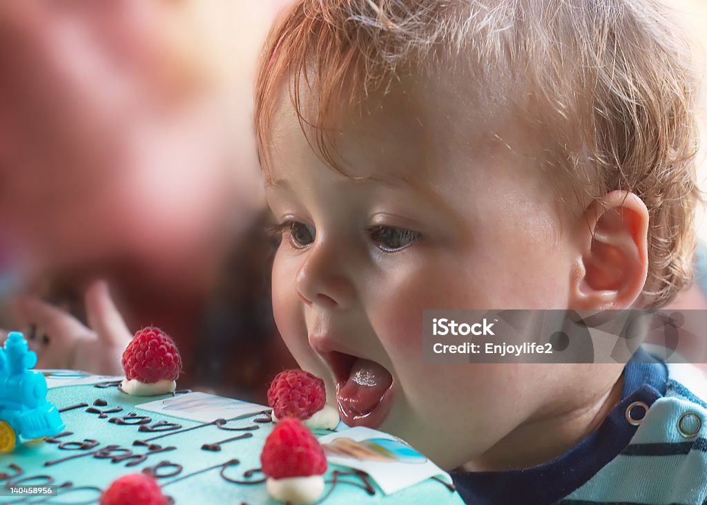 Молодой мальчик на день рождения - Стоковые фото День рождения роялти-фри