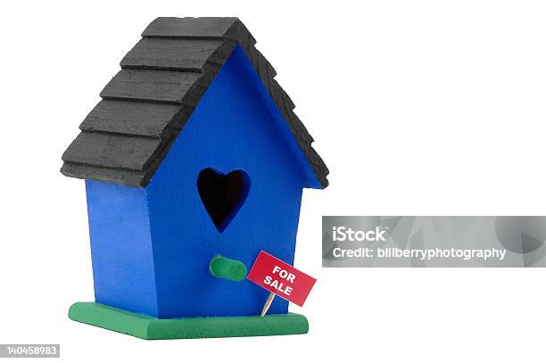 Photo libre de droit de Cabane À Oiseaux En Vente banque d'images et plus d'images libres de droit de Bien immobilier - Bien immobilier, Cabane à oiseaux, En bois