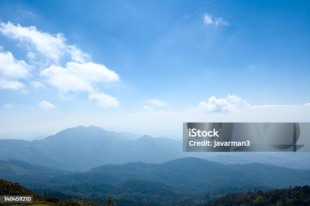 Foto de Vista De Doi Inthanon O Pico Mais Alto Da Tailândia e mais fotos de stock de Alto - Descrição Geral