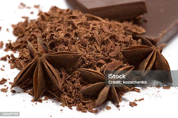Graduados Chocolate Com Anis E Blocos Isolado A Branco - Fotografias de stock e mais imagens de Amontoar