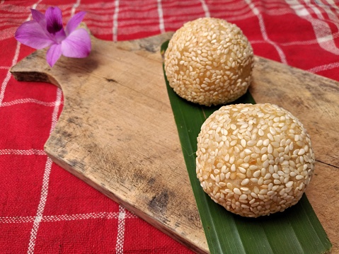 Onde-onde o bolas de semillas de sésamo es comida callejera tradicional indonesia photo