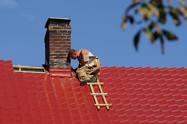 hombre en el último piso - roof repairing roofer chimney fotografías e imágenes de stock