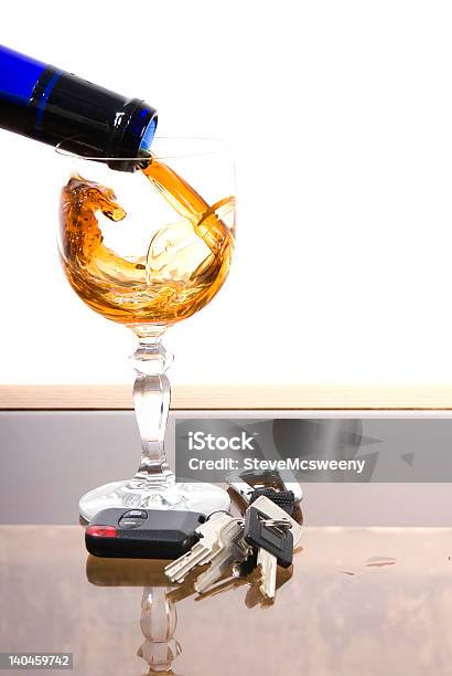 Foto de Beber e mais fotos de stock de Chave - Chave, Taça de vinho, Alcoolismo
