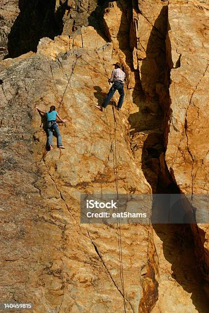 Scalatori - Fotografie stock e altre immagini di Alpinismo - Alpinismo, Arrampicata su roccia, Relazione di coppia