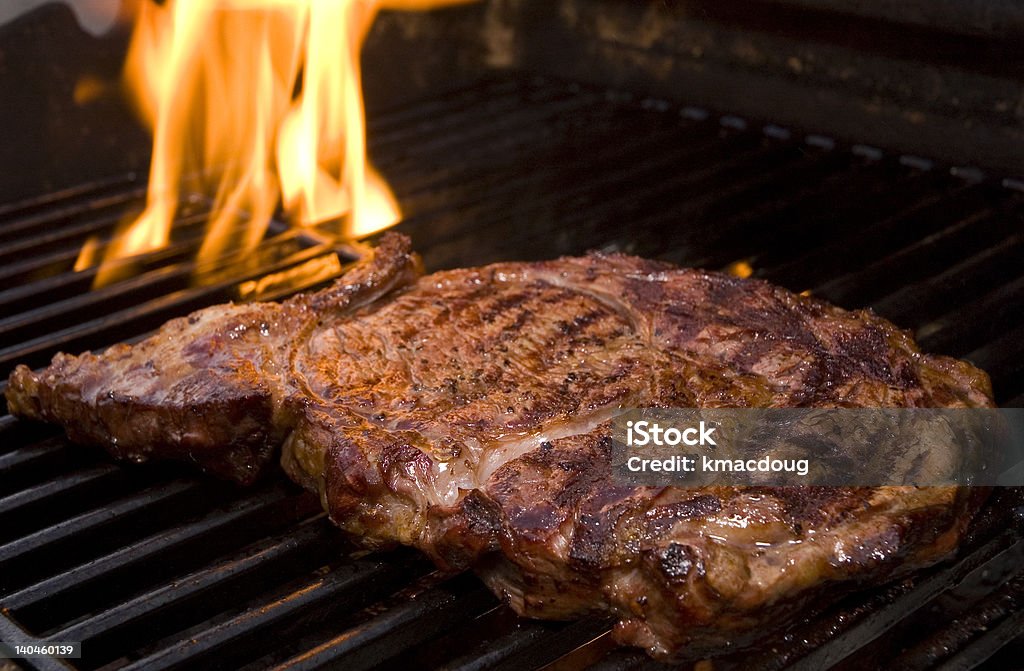 Des Steaks sur le gril - Photo de Aliment libre de droits
