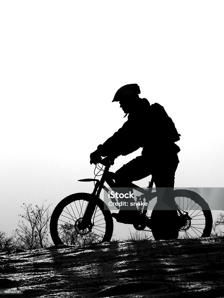 mountain bike racer silueta - Foto de stock de Blanco y negro libre de derechos