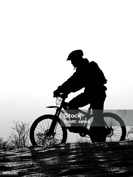 Mountain Bike Racer Silueta Foto de stock y más banco de imágenes de Blanco y negro - Blanco y negro, Contraluz, Personas