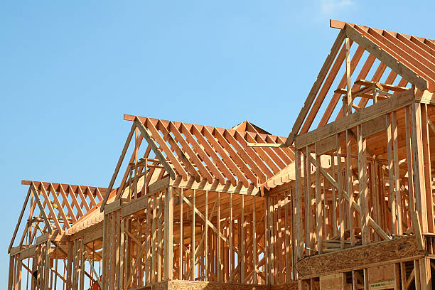 telaio tetto in legno - construction frame finance development construction foto e immagini stock