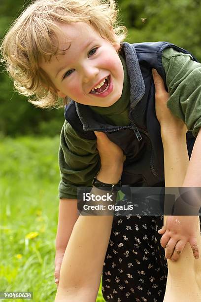 Szczęśliwe Dziecko Na Ręce Ostrożność Mum - zdjęcia stockowe i więcej obrazów Beztroski - Beztroski, Chłopcy, Czynność
