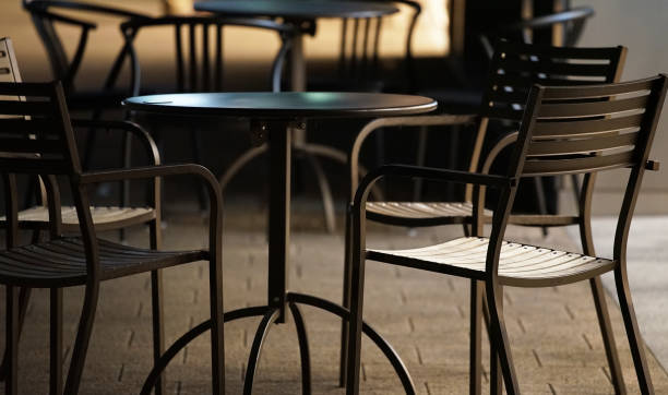 istock Night view of a cafe in the town square 1404610088