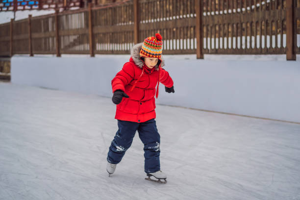 アイススケートを習ったばかりの少年 - ice hockey action ice skating ice skate ストックフォトと画像