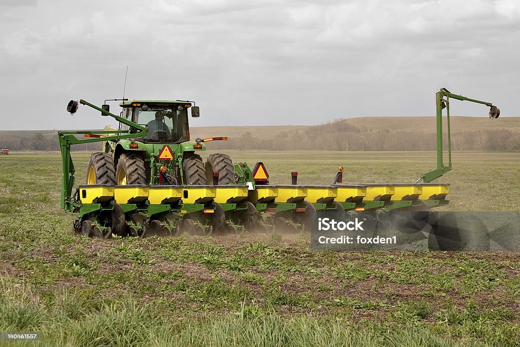 Trator trabalhando no campo - Foto de stock de Agricultura royalty-free