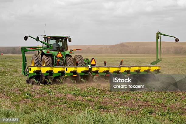 Trator Trabalhando No Campo - Fotografias de stock e mais imagens de Agricultura - Agricultura, Arado, Comida