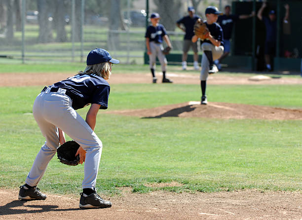 terceira base pronto para o campo - boys playing baseball - fotografias e filmes do acervo