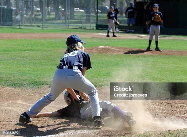 Béisboltag En Tercera Base Foto de stock y más banco de imágenes de Béisbol - Béisbol, Pelota de béisbol, Niño