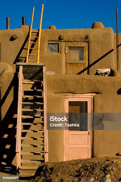 Foto de Taos Pueblo e mais fotos de stock de História Social - História Social, Latino-americano, Adobe
