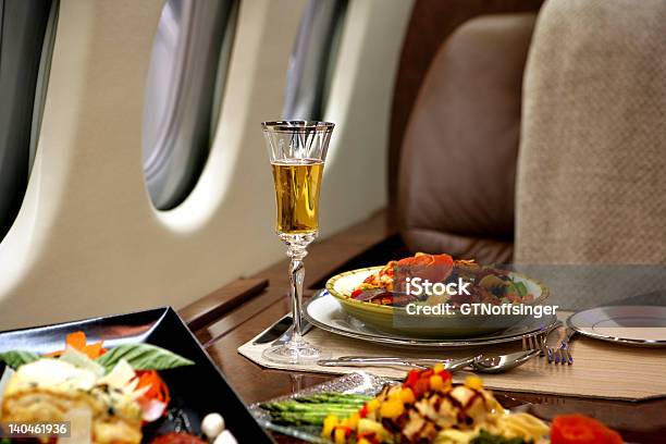 Disfrute De Comidas Refinadas En Un Jet Privado De Lujo Foto de stock y más banco de imágenes de Avión privado