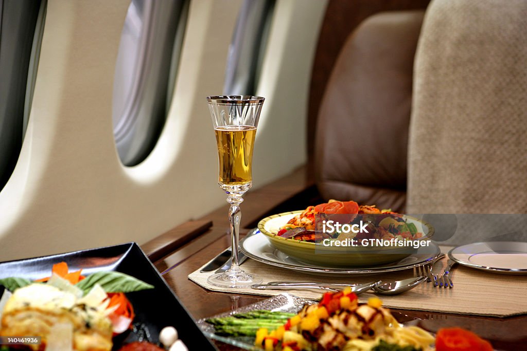 Dîner raffiné dans un jet privé de luxe - Photo de Avion privé libre de droits