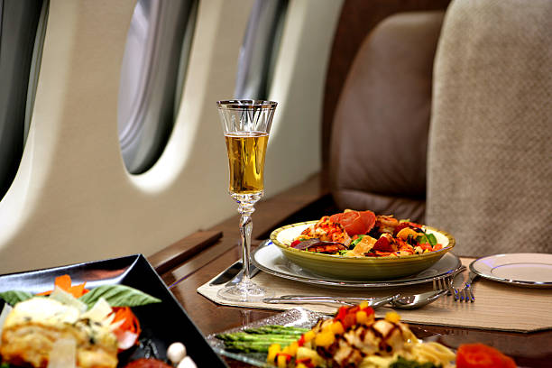 dîner raffiné dans un jet privé de luxe - jet photos et images de collection