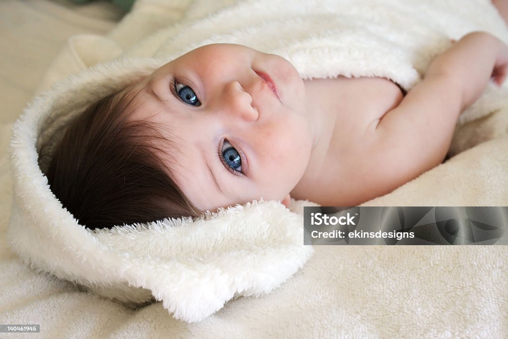 Bébé enveloppé dans une couverture blanche - Photo de Affectueux libre de droits