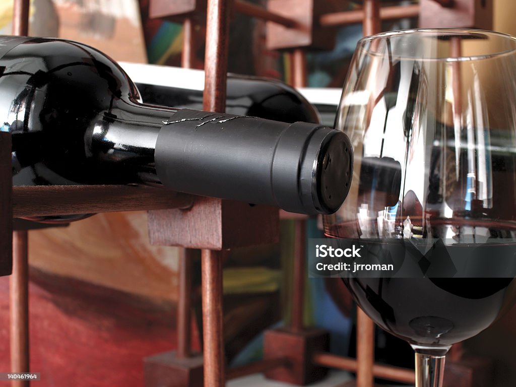 Garrafa e vinhos - Foto de stock de Bebida alcoólica royalty-free