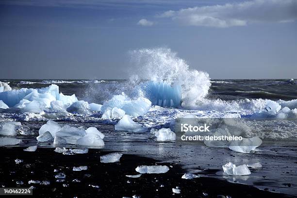 Iceberg Rivelando Dalle Onde Sulla Spiaggia Islandese - Fotografie stock e altre immagini di A forma di blocco