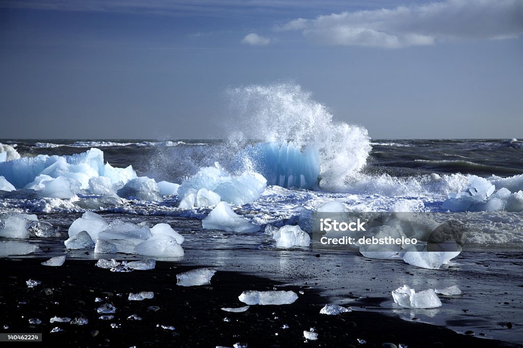 Icebergue ser interrompida pelo ondas na praia da Islândia - Royalty-free Bloco Foto de stock