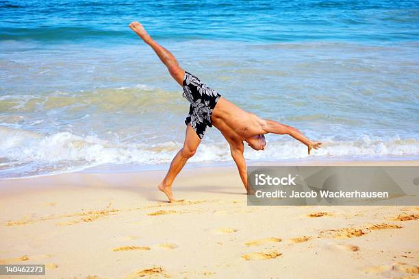 Mann Macht Toben In Den Sand Stockfoto und mehr Bilder von Aktiver Lebensstil - Aktiver Lebensstil, Aktivitäten und Sport, Anstrengung