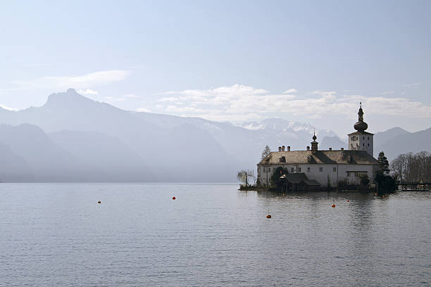 Seeschloss Ort Seeschloss Ort in Gmunden am Traunsee seeschloss stock pictures, royalty-free photos & images