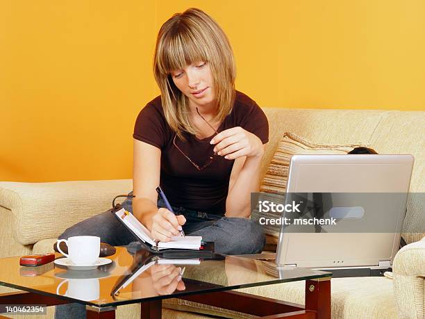 Foto de Menina Sentada Com O Bloco De Notas E Laptop e mais fotos de stock de Adulto - Adulto, Beleza, Caderno de Anotação