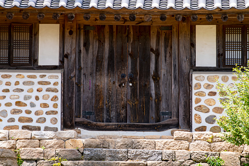 A beautiful Korean-style tiled house harmonizes with nature
