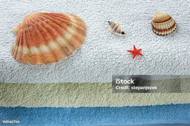 Seashells E Toalhas De - Fotografias de stock e mais imagens de Amarelo - Amarelo, Azul, Bem-estar