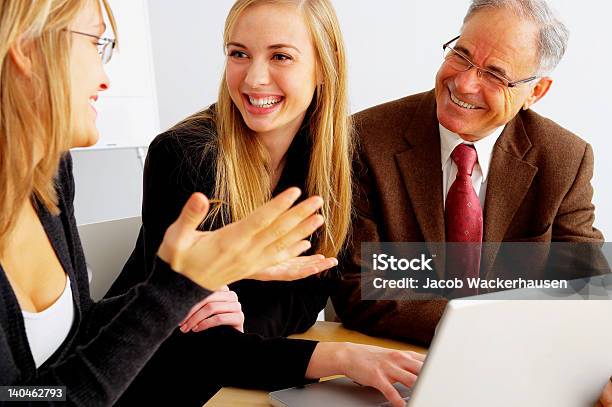 Team Di Aziende Che Lavorano Insieme - Fotografie stock e altre immagini di Abbigliamento da lavoro - Abbigliamento da lavoro, Abbigliamento da lavoro formale, Adulto