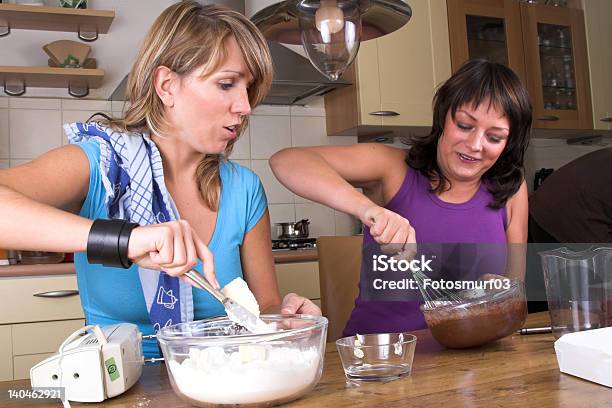 Backen Zusammen Stockfoto und mehr Bilder von Backen - Backen, Blondes Haar, Braunes Haar