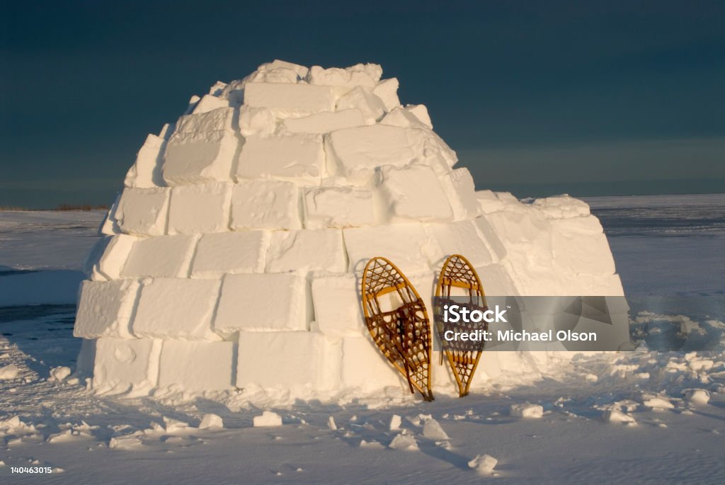 Iglu e sapatos para neve - Foto de stock de Iglu royalty-free