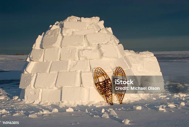 Foto de Iglu E Sapatos Para Neve e mais fotos de stock de Iglu - Iglu, Ártico, Bota de Neve - Equipamento esportivo