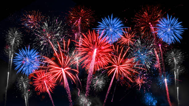 usa amerika vereinigte staaten neujahr oder unabhängigkeitstag feier feiertag hintergrund grußkarte - blau rot weiß feuerwerk am dunklen nachthimmel - 4th of july stock-fotos und bilder